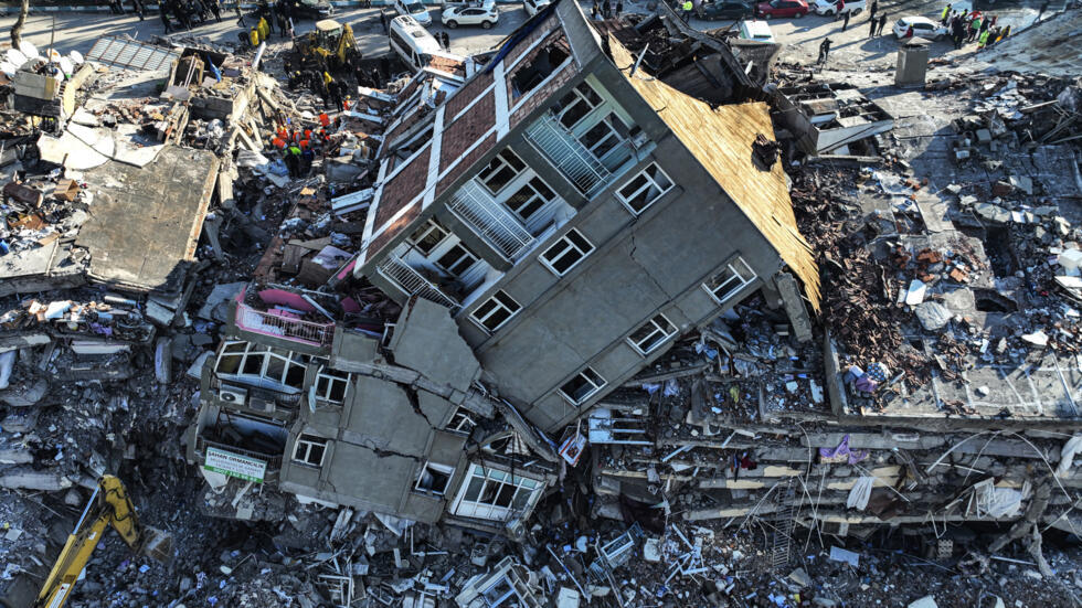 地震灾后重建稳步推进：从生存重建到经济复苏的深入调整