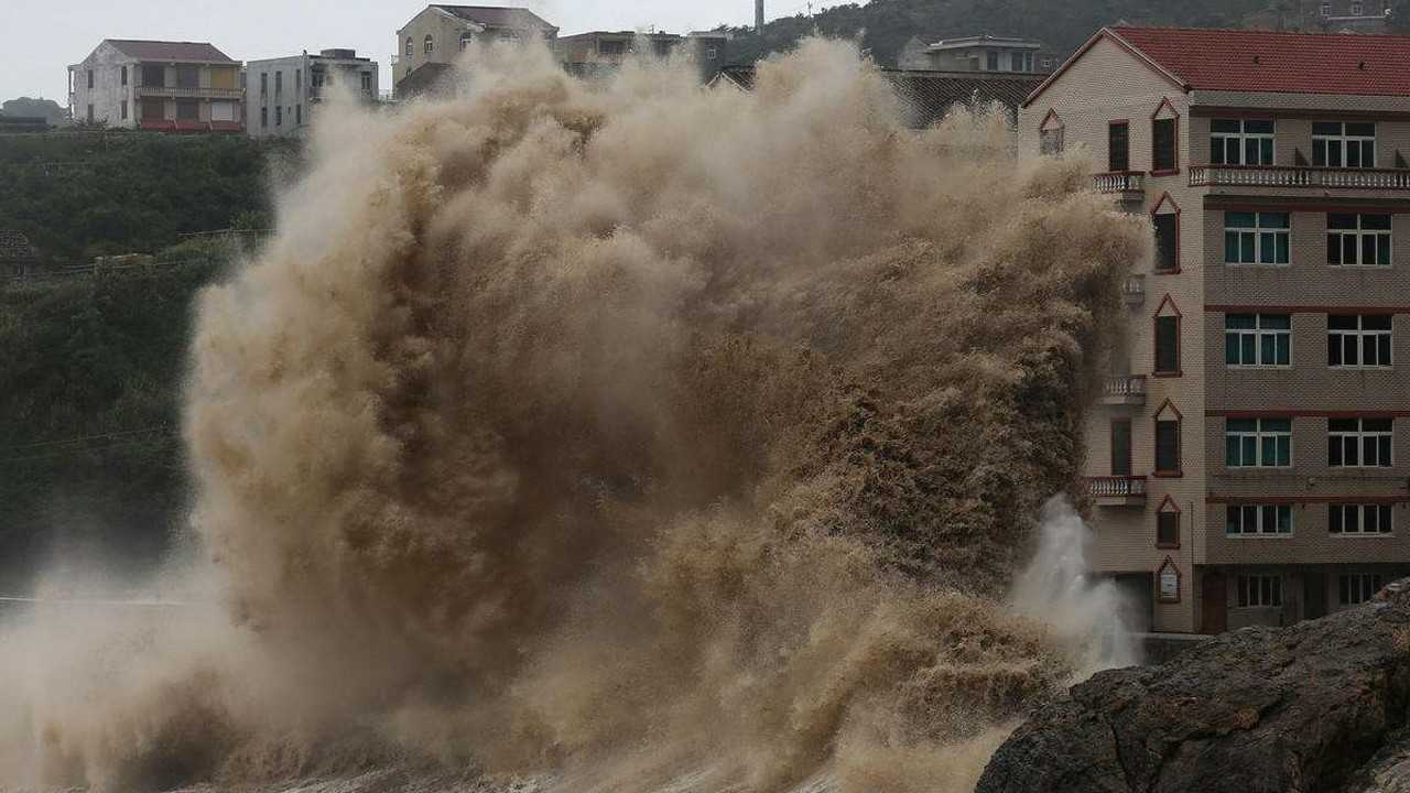 台风天鸽的最新动向：路径预测、风雨影响及灾害评估