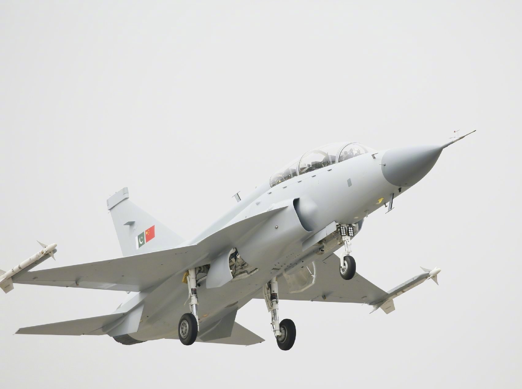 泰国最新战机：JF-17雷电战机的引进及其对泰国空军的影响