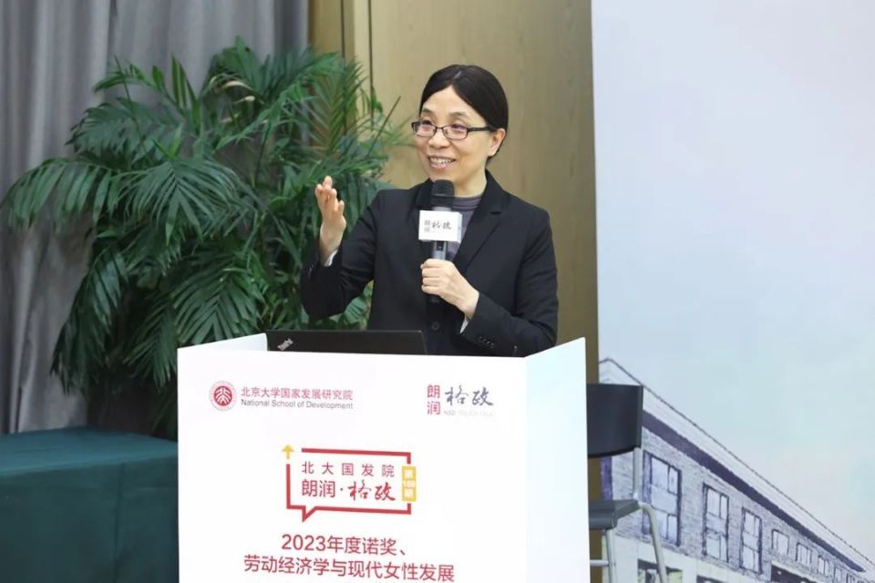 她最新：深度解读时代女性的蜕变与挑战